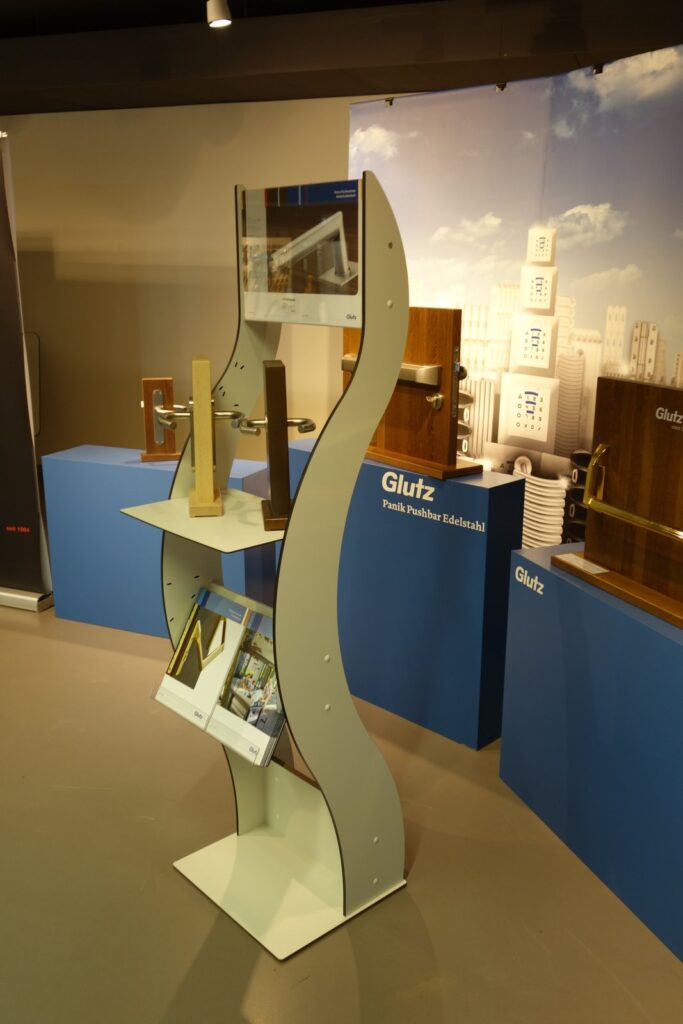 praesentationsstaender-welle-breite-435-2-683x1024