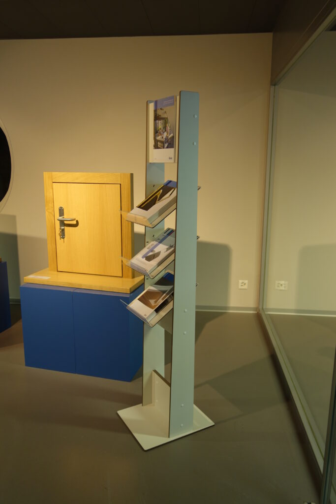 praesentationstaender-direkt-312-3-683x1024