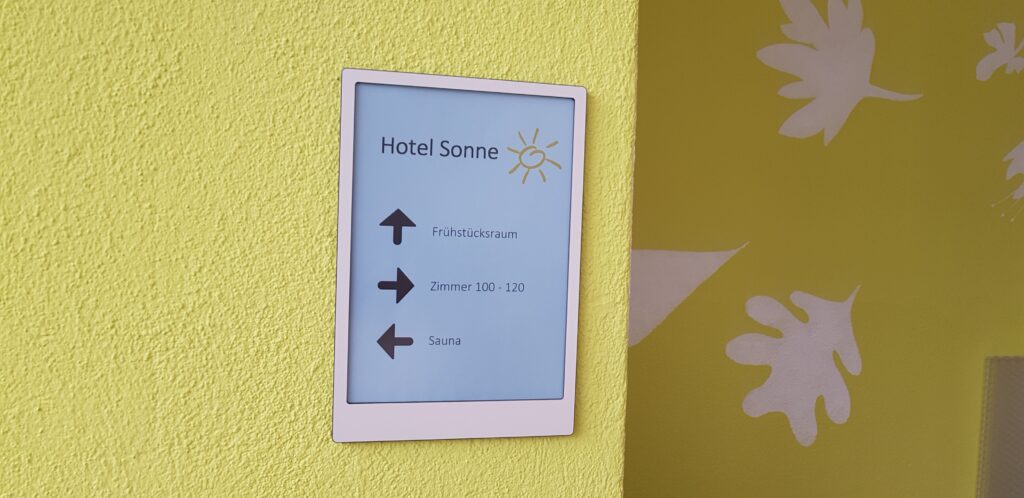 tuerschild-a4-hoch-1-1024x498