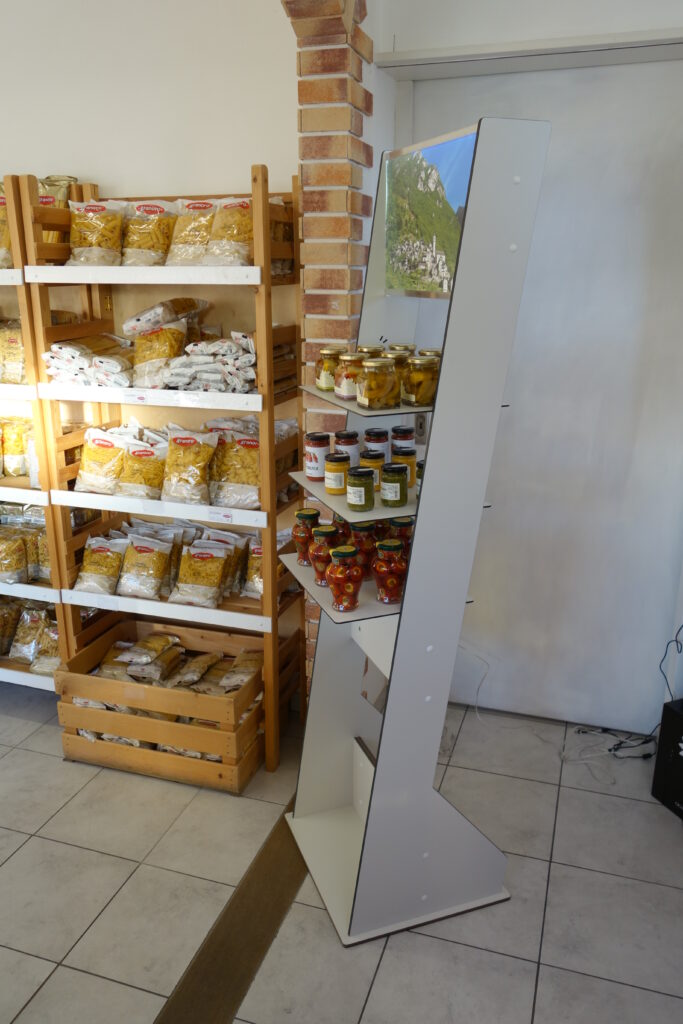 praesentationsstaender-windschief-435-2-683x1024