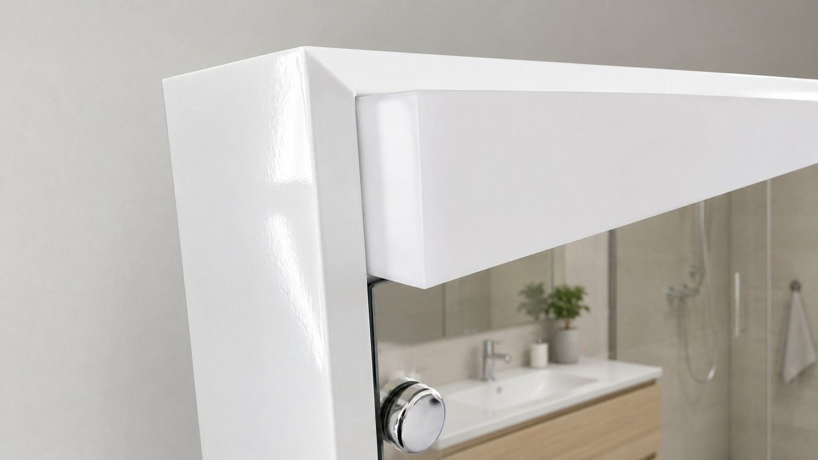 Leuchtenabdeckung an einem Spiegelschrank